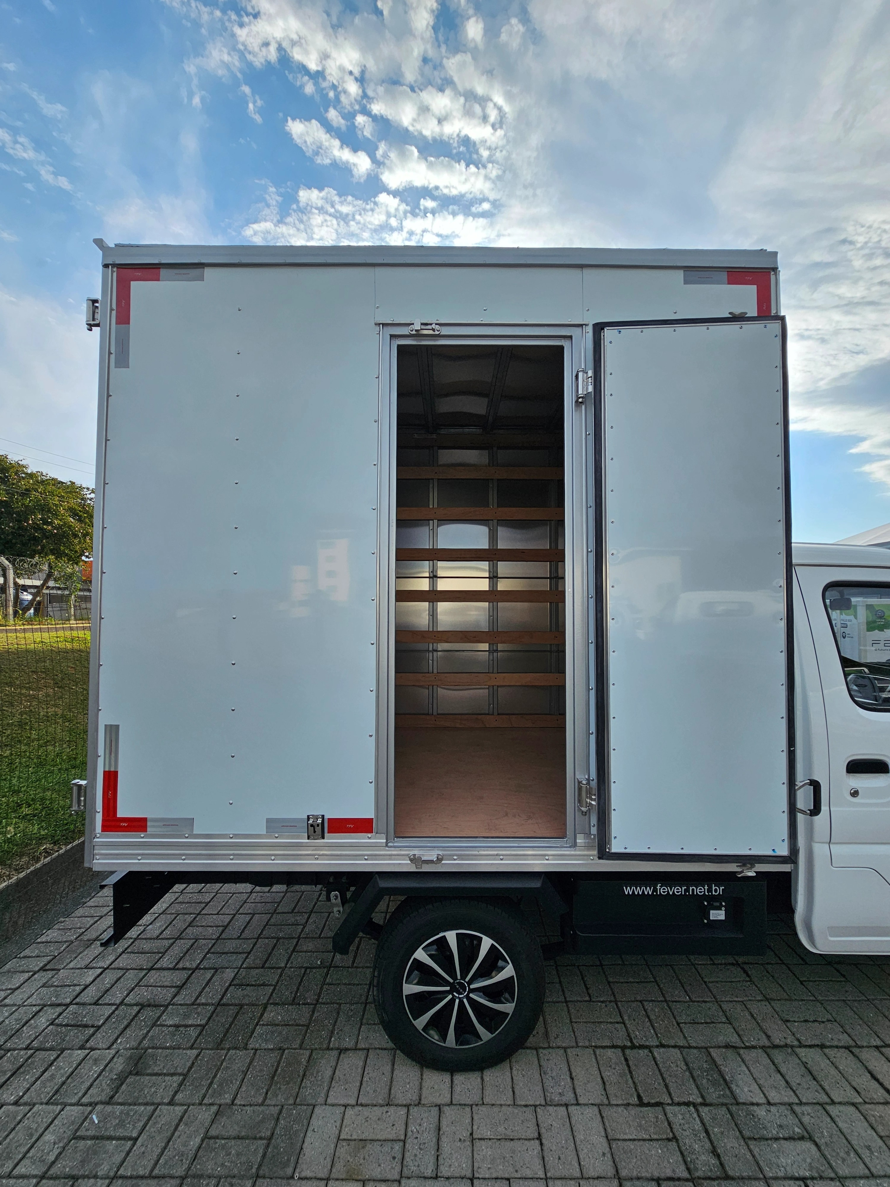 Baú de 7,3m³ Fever